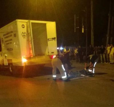 Un motociclista muri� al chocar una camioneta estacionada