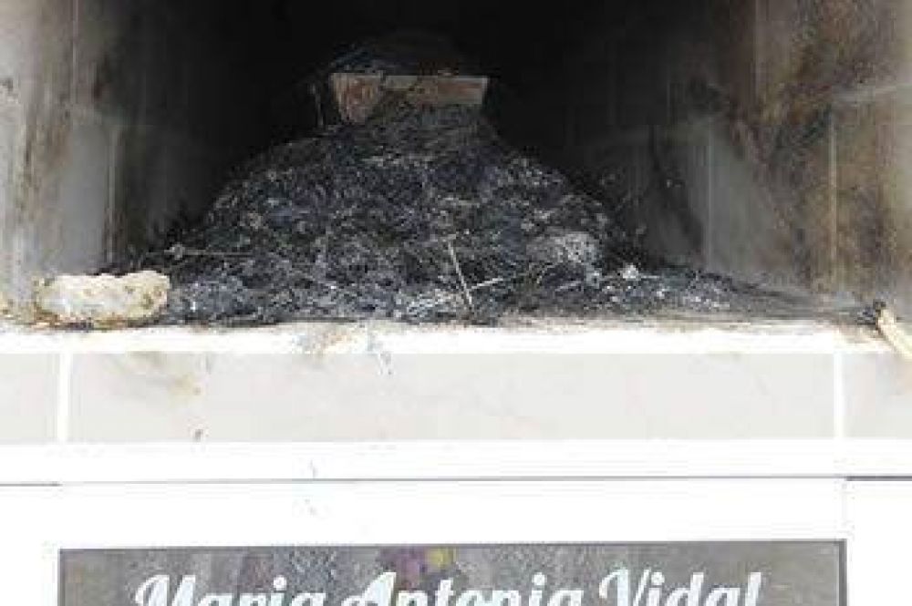 INCENDIAN NICHOS EN EL CEMENTERIO DE CALETA OLIVIA