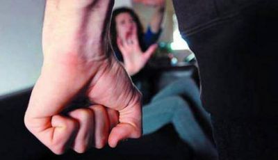 Maestro azot� con un l�tigo a su esposa e hija