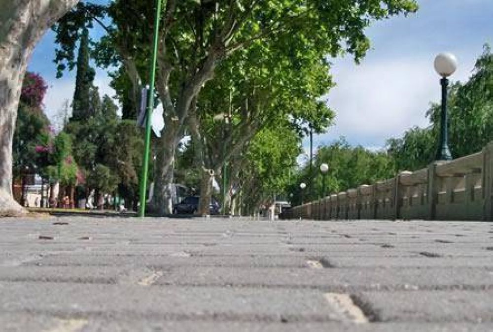 La temporada de verano se aproxima y la costanera de Gualeguaych� se prepara con pocos cambios