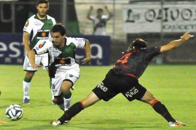 Un buen empate de Col�n frente a San Mart�n de San Juan para volver a confiar en el ascenso