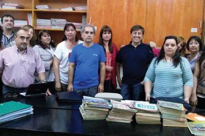 Docentes del Instituto Superior 802 reclaman el pago de haberes atrasados