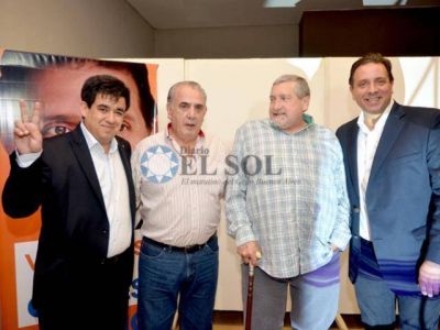 Ola Naranja junto a los militantes