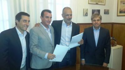 Buzzi firm� en Mendoza un acuerdo con P�rez para fortalecer la actividad tur�stica