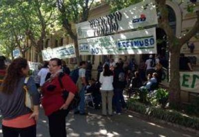 Trabajadores esperan que el Ejecutivo abone los sueldos esta semana