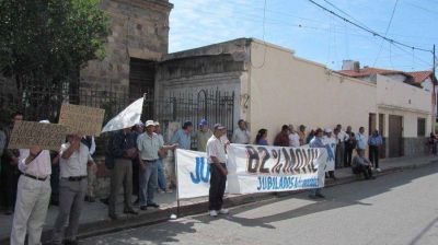 Jubilados contin�an pidiendo ayuda de $1000