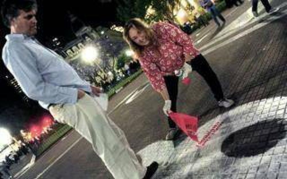 Azul: Inza repudi� la profanaci�n de los pa�uelos blancos durante el 13N