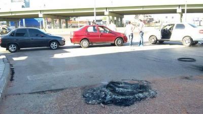 Mataron a un remisero y ahora sus compa�eros cortan Ruta 3 y Camino de Cintura
