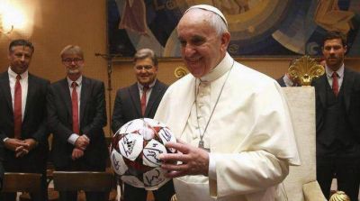 El Papa sortea sus regalos