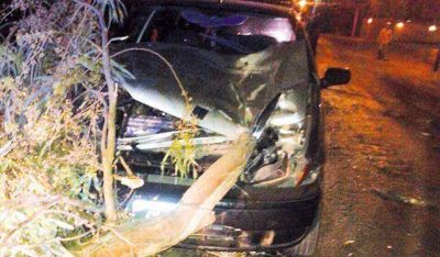 Le sac� el auto a su padre y embisti� una rama y a un polic�a