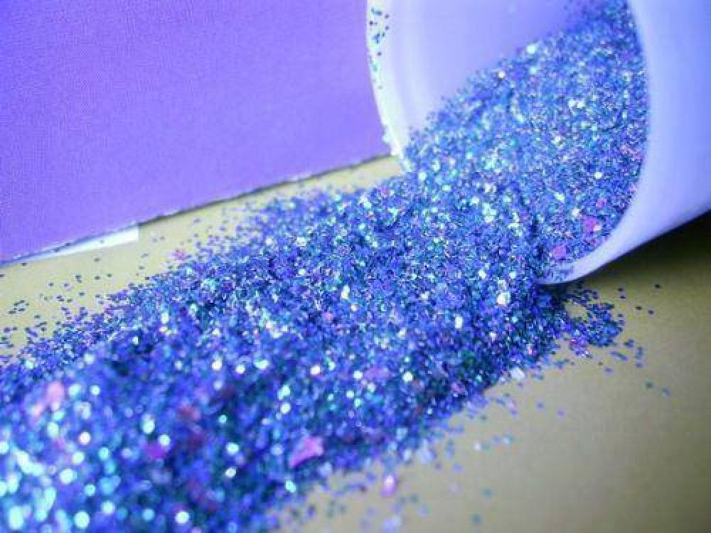 Diputado propone prohibir el uso de purpurina y brillantina en las escuelas y restringir su venta