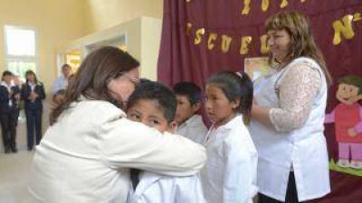 Luc�a inaugur� una nueva escuela en El Caj�n