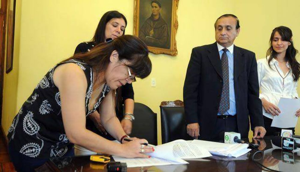 Firmaron convenio para la reparaci�n de escuelas