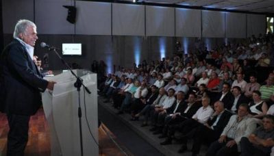 De la Sota entreg� fondos, en medio de fuertes cr�ticas