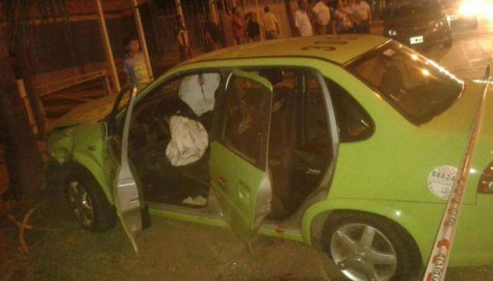 Hu�an de la Polic�a, chocaron un remise y dejaron cuatro heridos