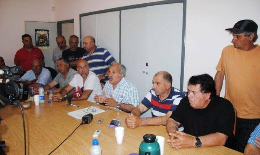 Pescadores de �Lanchitas Amarillas� en pie de guerra: amenazan con prenderlas fuego antes de vender las licencias a un precio vil