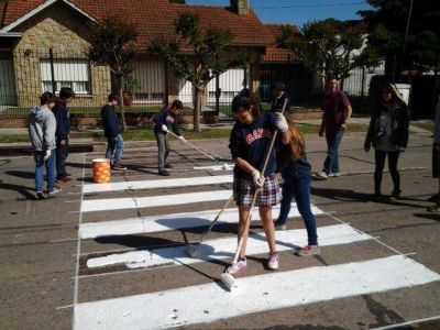 Vialidad Municipal pint� sendas peatonales junto a estudiantes 
