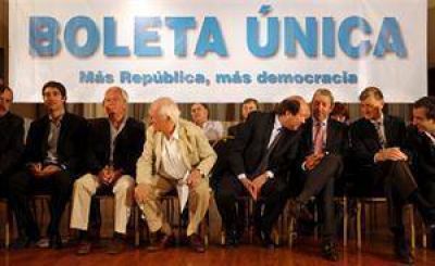 Tras rechazar alianzas por fuera de UNEN, la UCR busca fortalecerse con el socialismo
