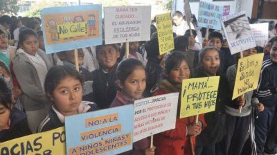 Ni�os caminan contra el abuso y maltrato
