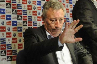 La AFA pretende que el primer torneo de 30 equipos sea corto y en dos zonas de 15