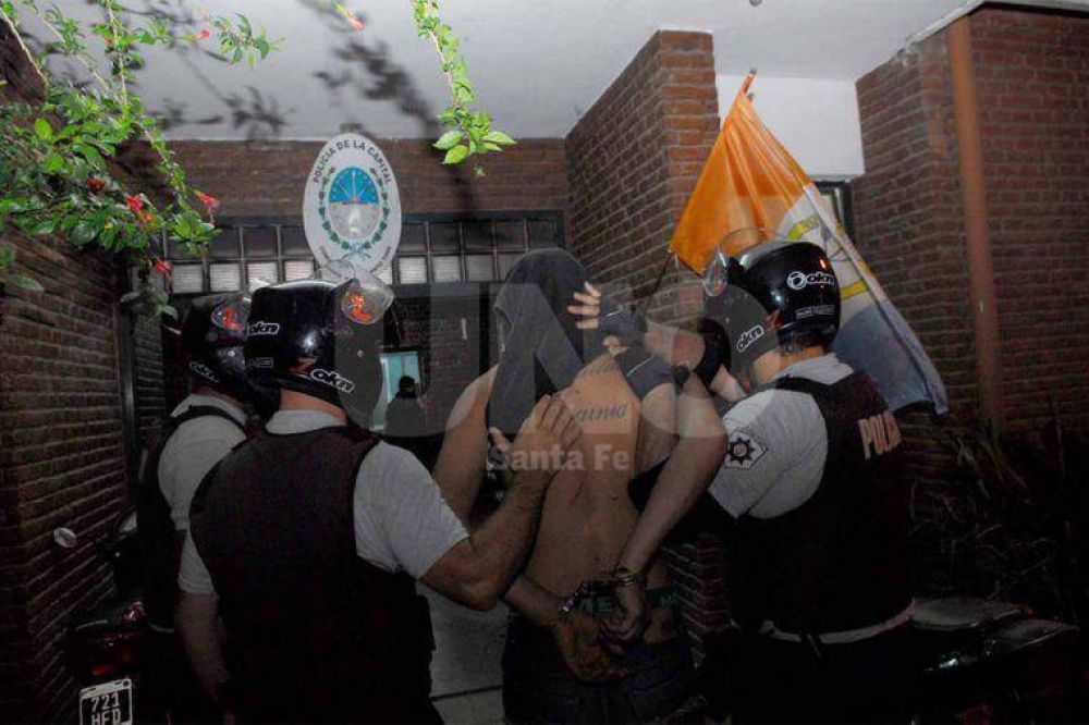 En Santo Tom� detuvieron a un adolescente con una 9 mm