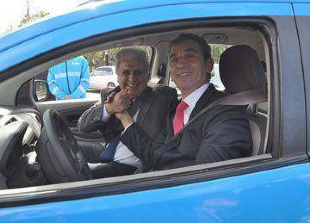 Naci�n entreg� veh�culos, cascos y 300 parasoles a R�o Gallegos