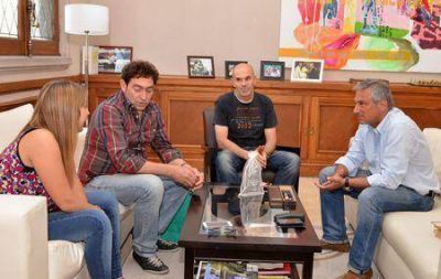 Jos� Eseverri recibi� a representantes de la Fundaci�n Estrellas Amarillas en Olavarr�a