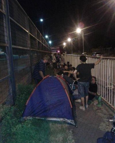 Desde madrugada y bajo la lluvia los hinchas de Racing buscan su entrada para el cl�sico con River