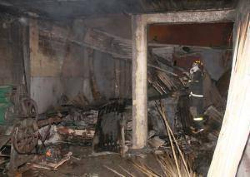Alarma por incendio de un aserradero en el centro de Pocito