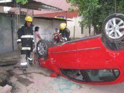 Colisi�n frontal y vuelco en el barrio G�iraldes