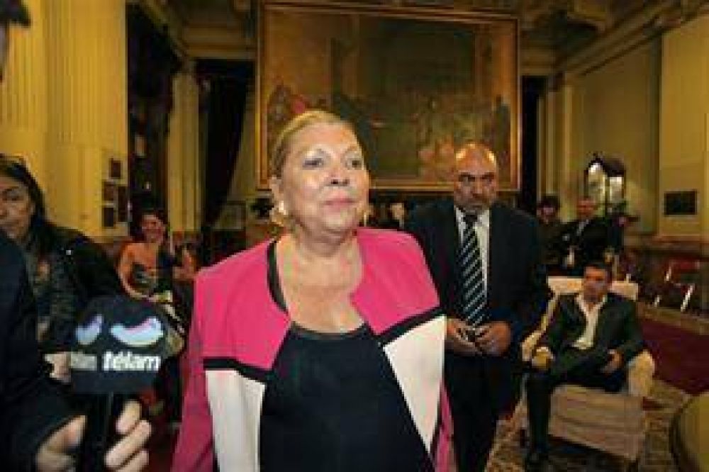 Carri� rompi� con UNEN, dispar� contra todos y volvi� a sacudir al frente
