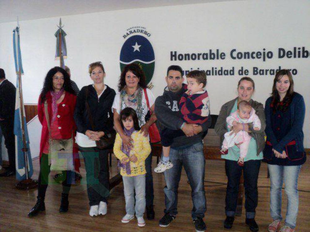 Vecinos del Barrio Bernab� IV reclaman que le conecten la luz para habitar sus casas