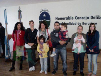 Vecinos del Barrio Bernab� IV reclaman que le conecten la luz para habitar sus casas