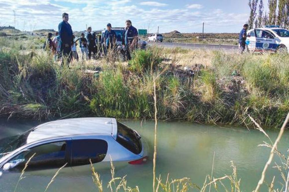 Mujer cae a canal de riego con el auto y de milagro sali� ilesa