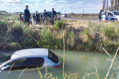 Mujer cae a canal de riego con el auto y de milagro sali� ilesa