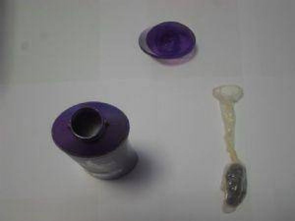 Trat� de pasar droga en un preservativo dentro de un envase de shampoo
