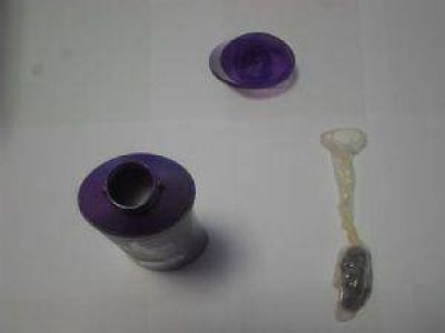 Trat� de pasar droga en un preservativo dentro de un envase de shampoo
