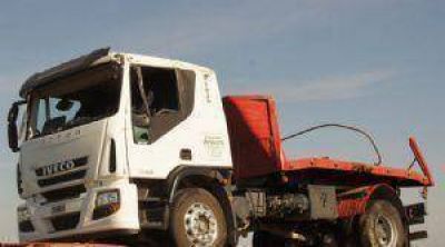 Un cami�n cargado con arena volc� en la Ruta Provincial N� 51