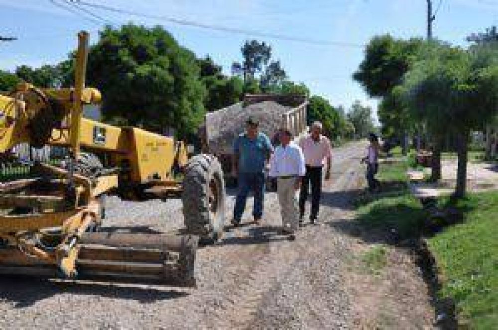Se coloca piedra en las calles del Barrio Escuela Agraria
