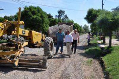 Se coloca piedra en las calles del Barrio Escuela Agraria