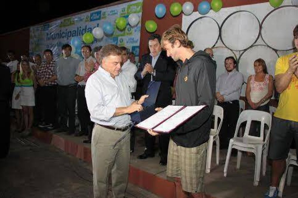 Amaya acompa�ado por Meolans y Otero inaugur� temporada de nataci�n
