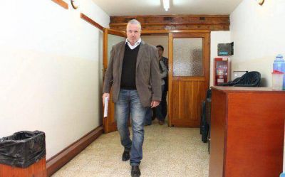 Denunciado por espionaje pas� por el Concejo y eludi� a la prensa