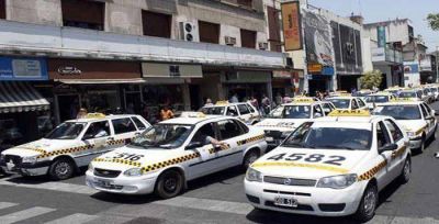 Los taxistas insisten con el pedido de aumento de la tarifa