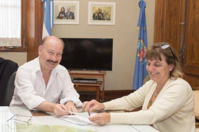 Inza entreg� un subsidio a la cooperadora de la escuela N� 8 de Chillar