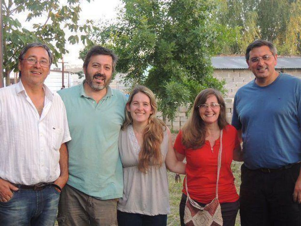 Abarca y Lenzi entregaron subsidio a �La casita de la V�a� 