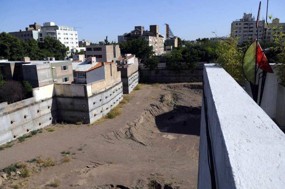 Anunciaron inicio de obra del shopping del pozo de Maristas