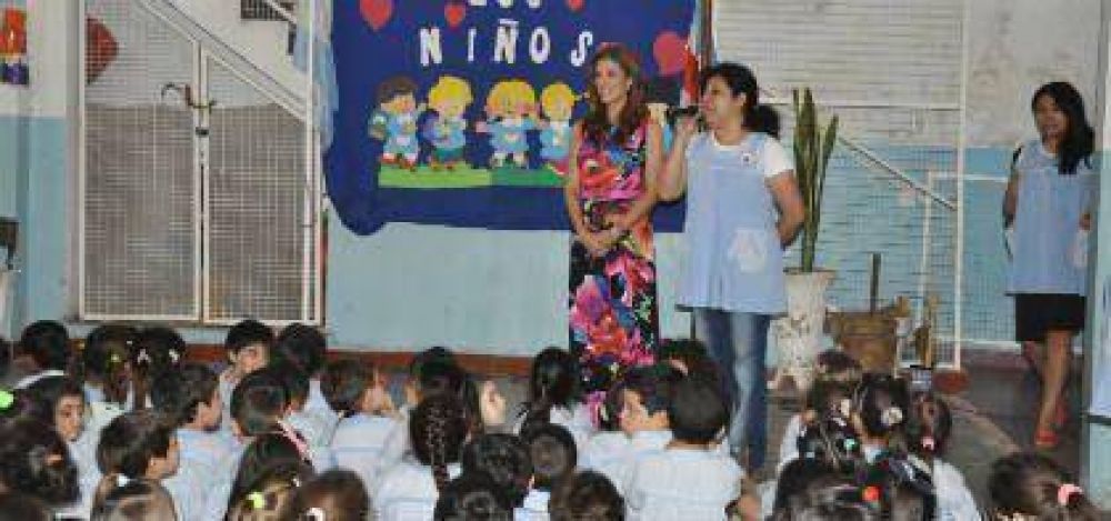 Claudia Zamora visit� el Jard�n de Infantes N� 3 �Mar�a Adela Agudo� de La Banda