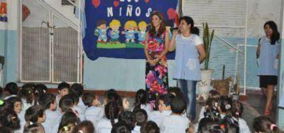Claudia Zamora visit� el Jard�n de Infantes N� 3 �Mar�a Adela Agudo� de La Banda