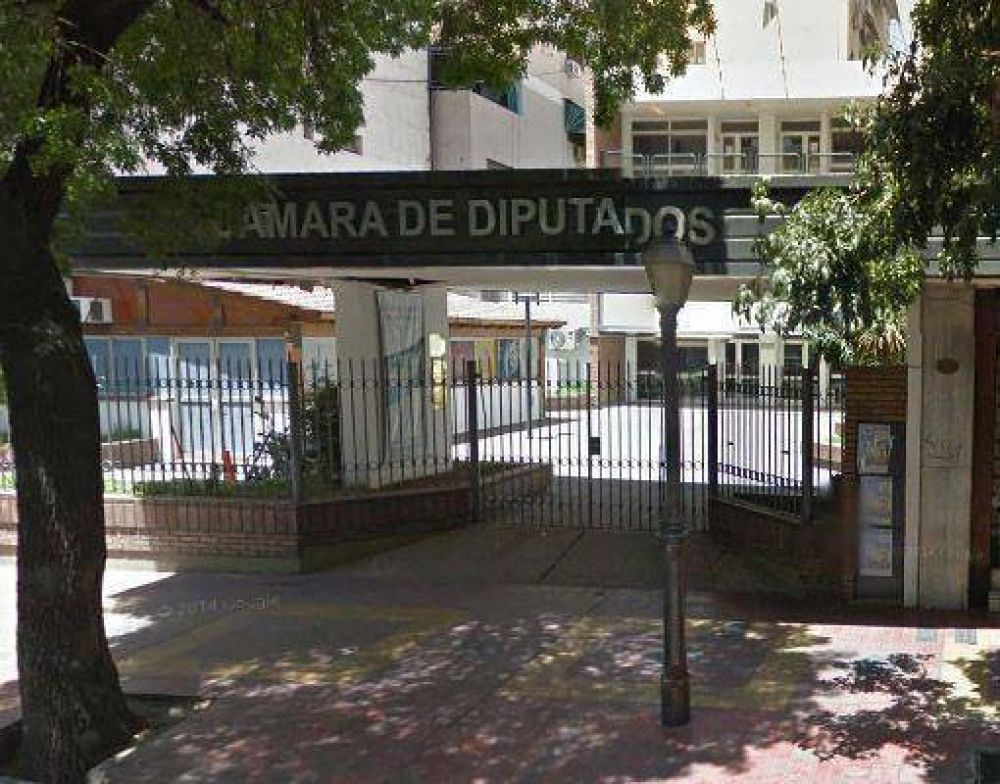 Diez impactos de balines en el despacho de una diputada