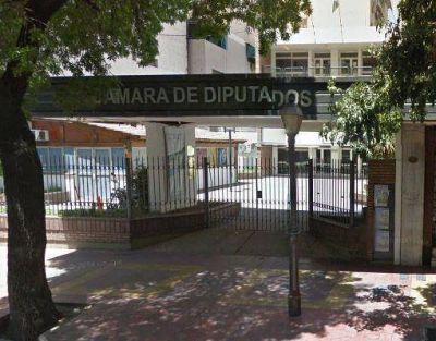 Diez impactos de balines en el despacho de una diputada
